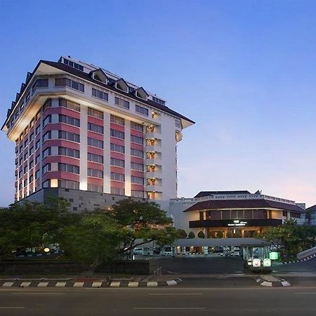 Hotel Santika Semarang Exteriör bild
